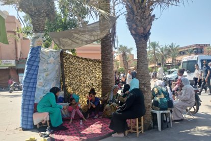 Un grupo de mujeres en la place des Ferblantiers después de perder sus casas y tener que vivir en la calle. MARÍA CARRO