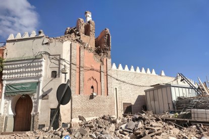 El alminar de esta mezquita, ubicada en uno de los extremos de Jemaa el-Fna se derrumbó por completo y también resultó dañada la entrada. MARÍA CARRO
