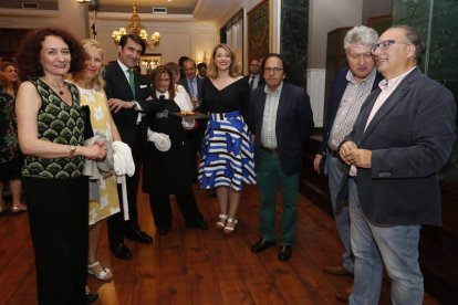 Gloria Merayo (alcaldesa de Ponferrada), Carmen González, Quiñones, Esther Muñoz, Aznar y Fernández. JESÚS