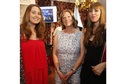 Ana Álvarez, Petri Sánchez y Beatriz Álvarez, hermanas y madre de Luis Álvarez. JESÚS