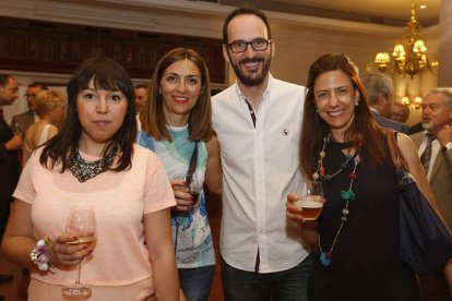 Fátima de la Varga, Mónica Llamas, Jon Aragón y Noelia Valdueza, de Robotix, empresa del proyecto de los alumnos de La Anunciata. JESÚS