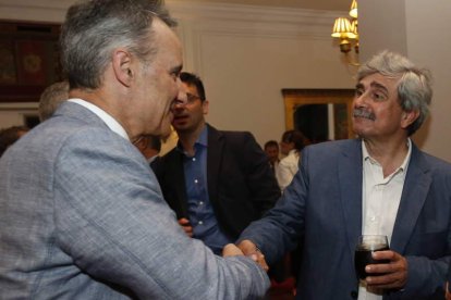 Juan Ángel Treceño (director Academia Básica del Aire) saluda al rector de la Universidad, Juan Francisco García Marín. JESÚS