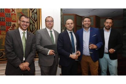 Héctor Valbuena (Iberdrola), Julio Casado (Mercadona), Alejandro Hidalgo (Caja Rural), Julio Álvarez (CEL) y Miguel Ángel Cueto (León Club de Golf). JESÚS
