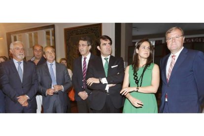 Santiago Sarmiento (gerente de Diario de León), Cipriano García (director de Caja Rural), Juan Martínez Majo (presidente de la Diputación), Juan Carlos Suárez Quiñones (consejero de Fomento), Adriana Ulibarri (consejera delegada de Edigrup y consejera de Diario de León) y Antonio Silván (alcalde). jesús