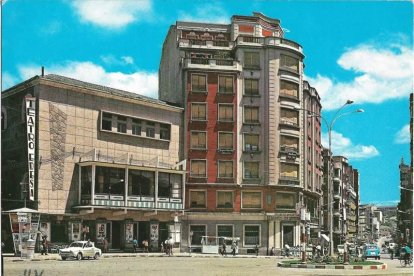 La plaza Lazúrtegui con el Teatro Edesa y algunos bares de la zona en una imagen antigua. DL