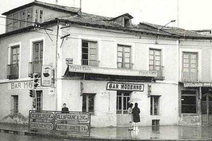 El bar Moderno, también retratado. DL