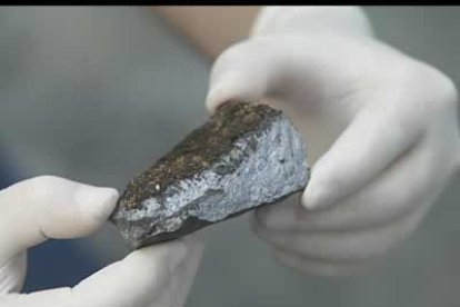 Una pequeña rotura en el techo de plástico que cubre el vivero indica el lugar por el que entró el fragmento. Los bordes de la fisura están quemados.