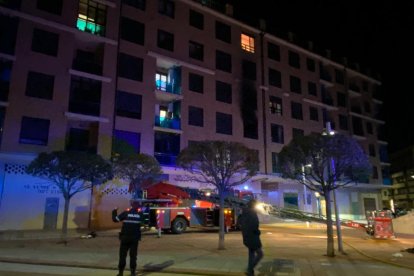 El incendio ha puesto en alerta al barrio de La Serna. RAMIRO