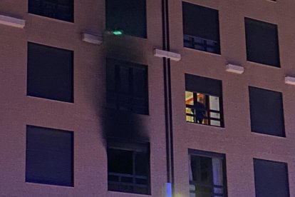 El incendio ha puesto en alerta al barrio de La Serna. RAMIRO