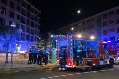 El incendio ha puesto en alerta al barrio de La Serna. RAMIRO