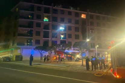 El incendio ha puesto en alerta al barrio de La Serna. RAMIRO