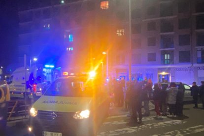 El incendio ha puesto en alerta al barrio de La Serna. RAMIRO