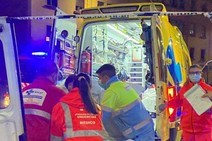 El incendio ha puesto en alerta al barrio de La Serna. RAMIRO