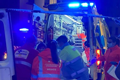 El incendio ha puesto en alerta al barrio de La Serna. RAMIRO