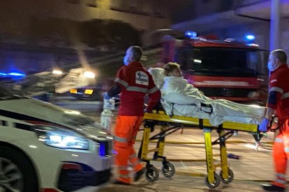 El incendio ha puesto en alerta al barrio de La Serna. RAMIRO