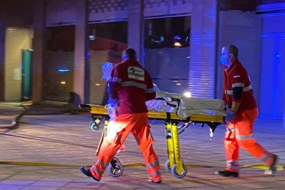 El incendio ha puesto en alerta al barrio de La Serna. RAMIRO
