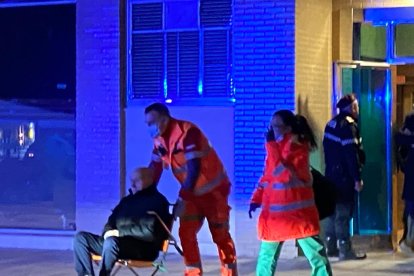 El incendio ha puesto en alerta al barrio de La Serna. RAMIRO