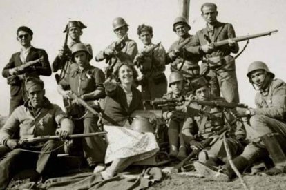 Soldados y muchacha del pueblo en el puesto de control de Riaño en 1936. Foto: Heracio / R. Alonso