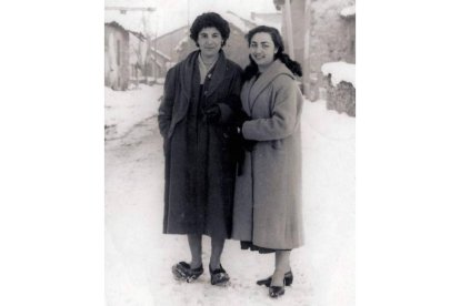 Rosa y Margarita en la carretera de la villa, en 1956. Foto: Heraclio / R. Alonso.