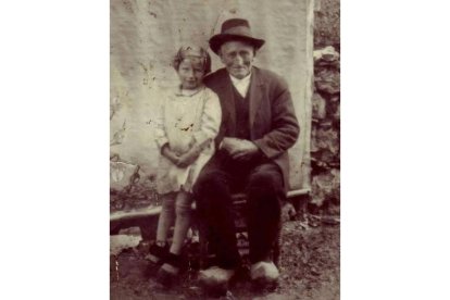 Ceferina Valbuena y su abuelo en 1929.