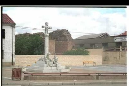 En el centro de la localidad se alza un monumento en honor a los miles de peregrinos que cada año cruzan Mansilla para llegar a Santiago de Compostela.