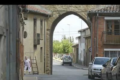 El arco de Mansilla es uno de los elementos más característicos de esta villa, que se caracteriza por ser una interesante parada del Camino de Santiago.