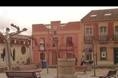 El edificio consistorial de la localidad se encuentra en la plaza del Pozo.