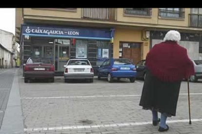 Una mujer camina por una de las calles de Mansilla.