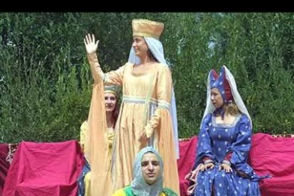 Miles de personas se reúnen en torno a la escenificación de la batalla de dos caballeros medievales por el coarzón de una princesa.