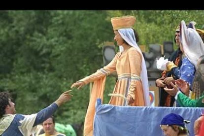 El ganador del duelo saluda a su amada.