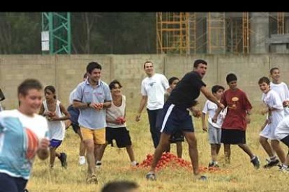 Una de las actividades más originales de las fiestas es la tradicional tomatada, una auténtica batalla campal entre los vecinos a base de tomatazos, eso sí, maduros.