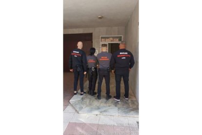 Varios empleados de la empresa que solventó una okupación ilegal. DL