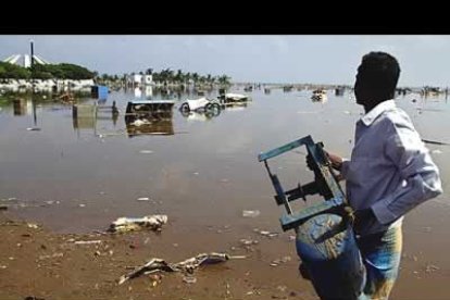 Las olas gigantes han ocasionado además cuantiosos daños materiales ya que han arrasado todo lo que han encontrado a su paso.