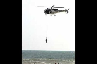Las Fuerzas Navales indias ayudan en las operaciones de búsqueda y rescate en las zonas afectadas.
