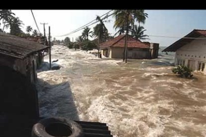 La subida del nivel del agua ha obligado a la evacuación de las casas.