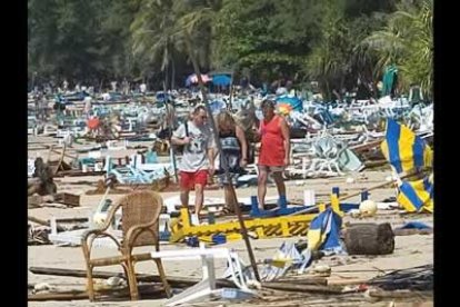 En el sur de tailandia, al menos 400 personas han muerto, cien han desaparecido y otras 1.100 han resultado heridoas.