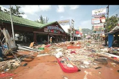 Los lugares más afectados son los centros turísticos de Phuket, Phi Phi, Phang Nga y Krabi, que estaban en plena temporada alta por las fiestas navideñas.