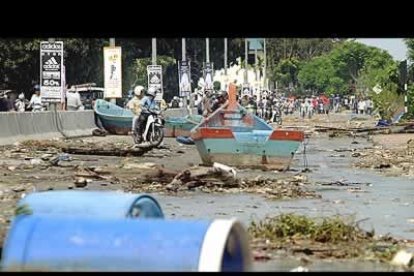 Coches y barcos comparten las calles y aceras de Penang.
