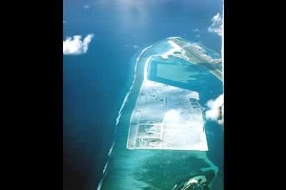 Buena parte de las Islas Maldivas permanecen inundadas tras el paso de las olas gigantes.