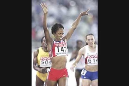 La cubana Zulia Calatayud logró la medalla de oro en la final femenina de los 800 metros lisos, por delante de Hasna Benhassi, de Marruecos, y Tatyana Andrianova, de Rusia.