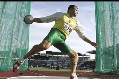 El lituano Virgilijus Alekna se impuso en la final del lanzamiento de disco, con una distancia de 70.17 metros, batiendo el récord del campeonato.