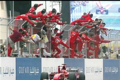 Después de vencer en Australia y en Malasia, el séxtuple campeón del mundo ha querido cuadrar las estadísticas ganando tres premios de tres, dentro del mundial 2004.