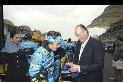 Poco después del saludo del Rey, Alonso tenía un mal inicio de carrera, ya que el austríaco Christian Klien lo cerró en la octava curva de la vuelta inicial y le arrancó el morro de su bólido, forzando su primera parada.