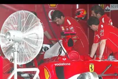 Temperaturas de hasta 45 grados soportan los mecánicos y pilotos en Bahrein.