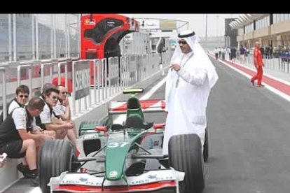 El emir de Bahrein se propuso tener un gran premio de Fórmula 1, y, en tiempo récord, ha conseguido organizar una prueba de la competición más elitista del mundo.