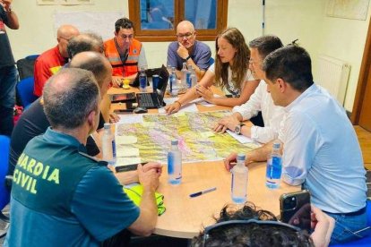 La delegada de la Junta, Ester Muñoz, se reunió ayer en Galicia. DL