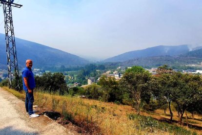 Efectivos del amplio dispositivo refrescando el monte. ANA F. BARREDO