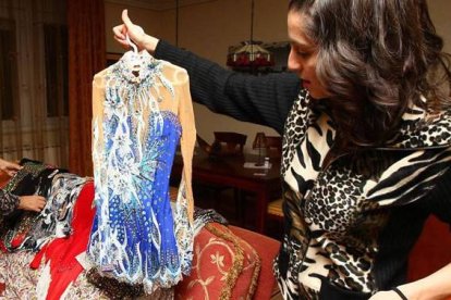 La joven, en uno de los rincones de la casa donde la familia conserva parte de sus trofeos. Foto: Norberto.