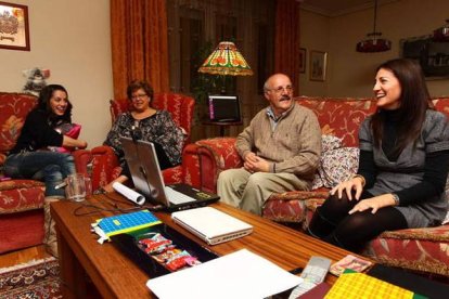 Carolina, su madre, Pilar, su padre, Tomás, y su hermana mayor, Lola, en el salón de la vivienda familiar. Foto: Norberto