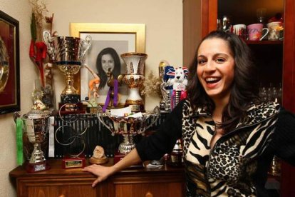 La joven, en uno de los rincones de la casa donde la familia conserva parte de sus trofeos. Foto: Norberto